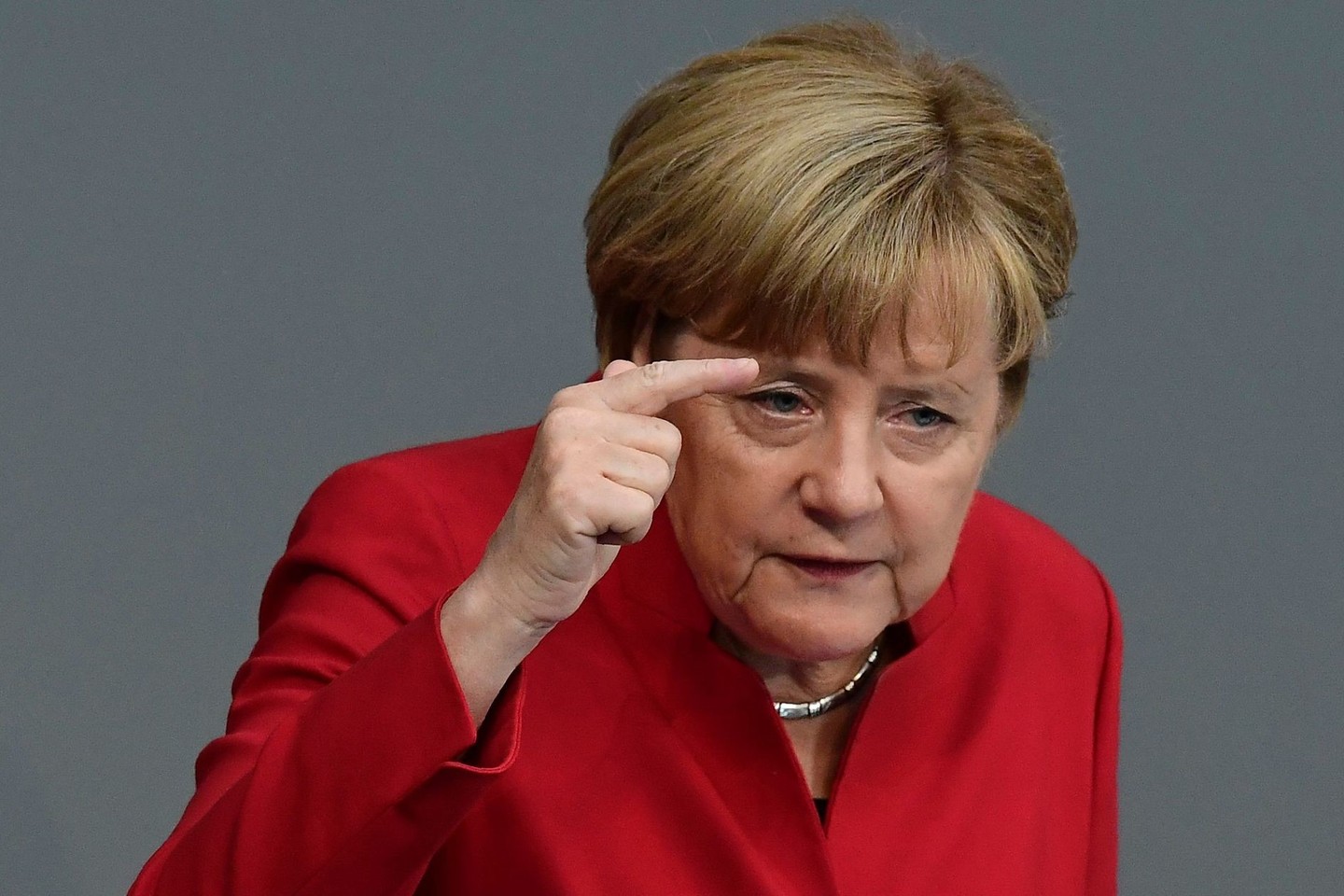 Vokietijos kanclerė Angela Merkel trečiadienį tvirtai apgynė tai, kaip šios vyriausybė tvarkosi su praėjusiais metais į Vokietiją atvykusių migrantų antplūdžiu.