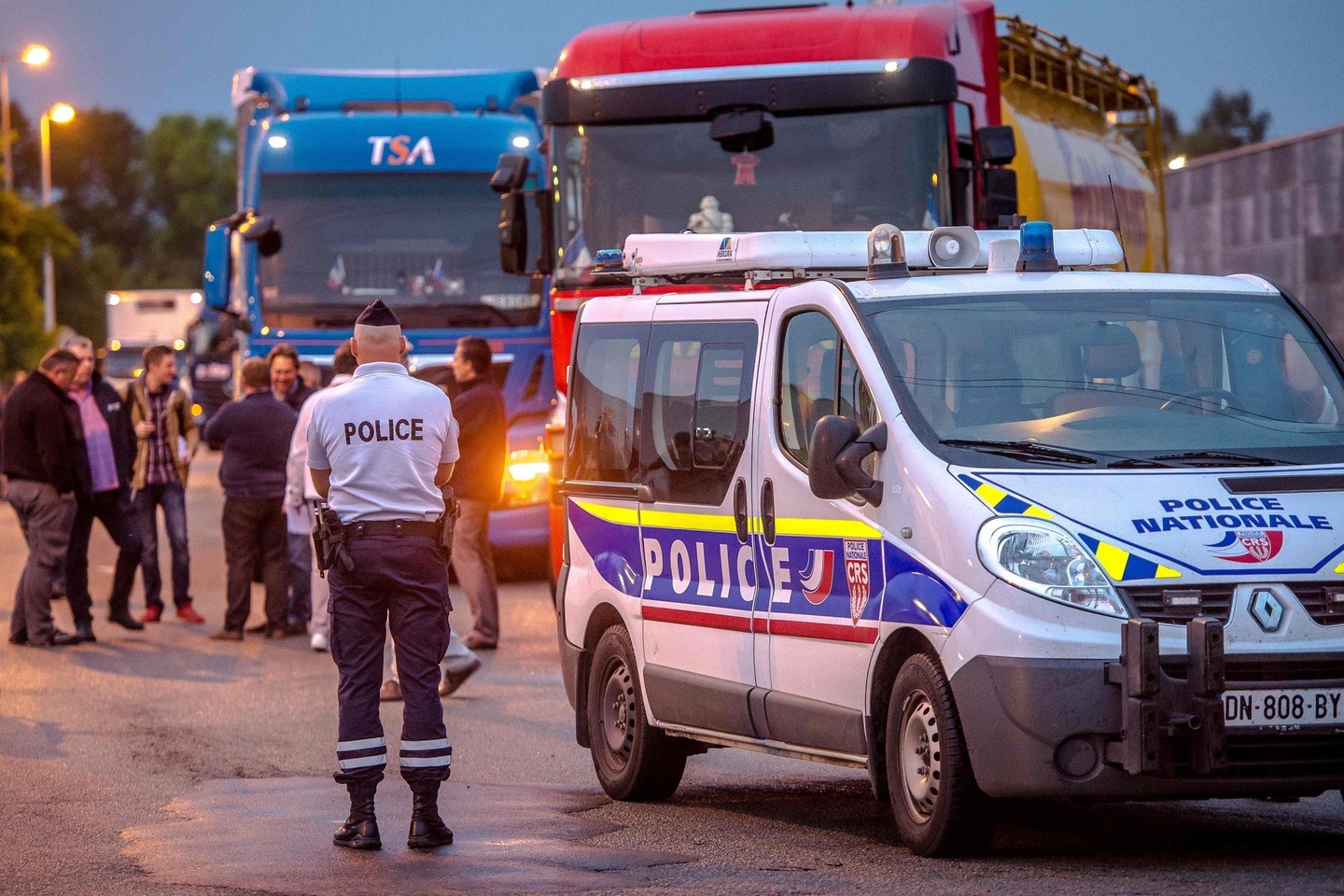 Prancūzijos policija praeitą savaitgalį rado kelis dujų balionus įtartiname automobilyje, stovėjusiame šalia Paryžiaus Dievo Motinos katedros, o dėl šio incidento du įtariamieji trečiadienį buvo suimti, pranešė tyrimo šaltiniai.