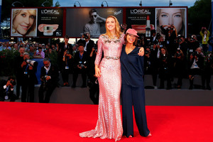 Venecijos spindesys: Suki Waterhouse pribloškė elegancija