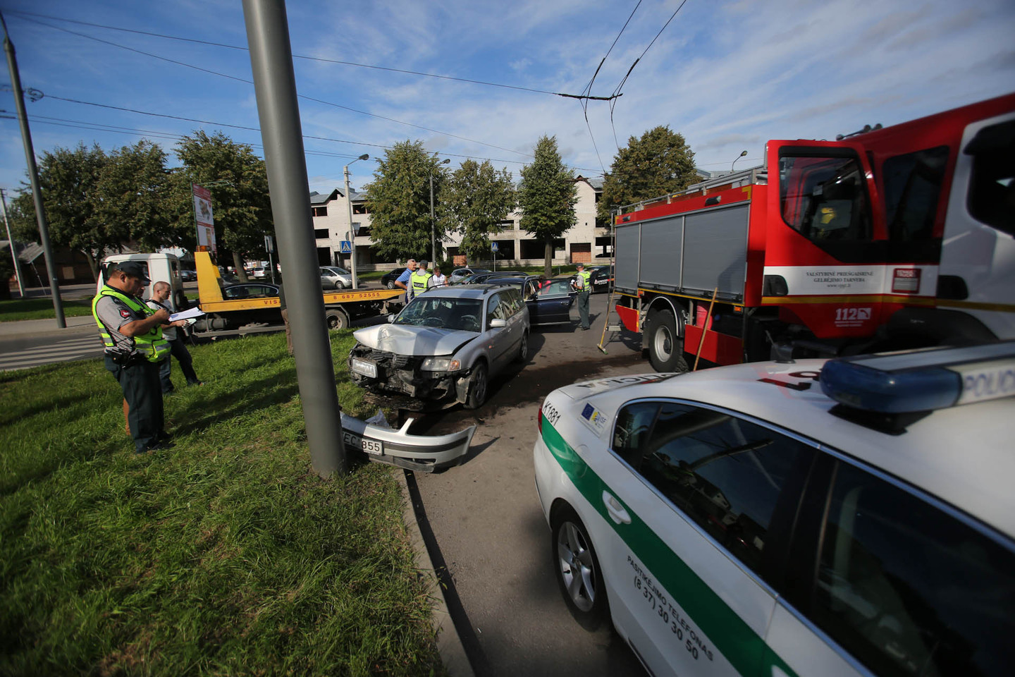 Moters vairuojamas „Volkswagen Passat“ rėžėsi į stulpą.