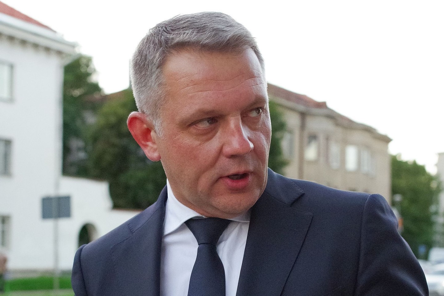 Teisėsauga E. Masiulį įtaria kyšio ėmimu, prekyba poveikiu ir neteisėtu praturtėjimu, pats įtariamasis šiuos kaltinimus neigia.