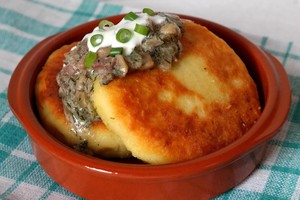 Virtų bulvių ir varškės blyneliai su grybų padažu