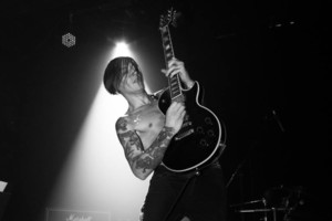 Pamatykite: rokeris Hugis ir „Fire It Up“ pristato naują klipą