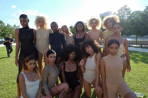 K. Westo madų šou: manekenės alpėjo nuo karščio, lūžo kulniukas