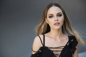 Išgirskite: Evelina Young pristato naują dainą ir vaizdo klipą