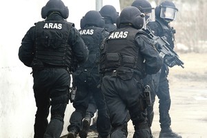 Monstrai: banditai valo savo gaujos gretas (8)