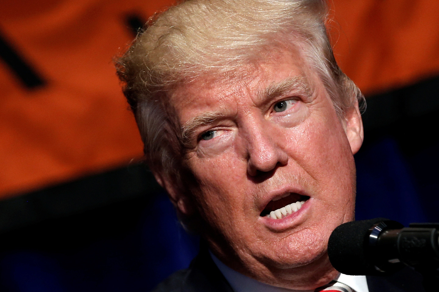 D.Trumpas pažadėjo taip pat sutriuškinti džihadistus.