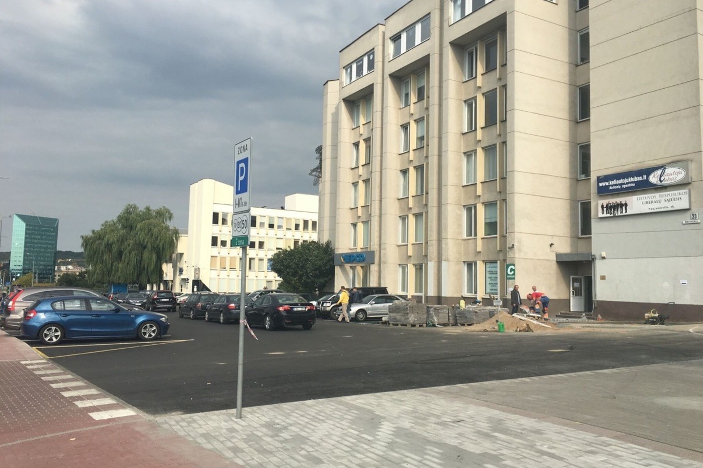 Aikštelė Konstitucijos pr. 23 išasfaltuota daugiausia Vilniaus savivaldybės lėšomis.
