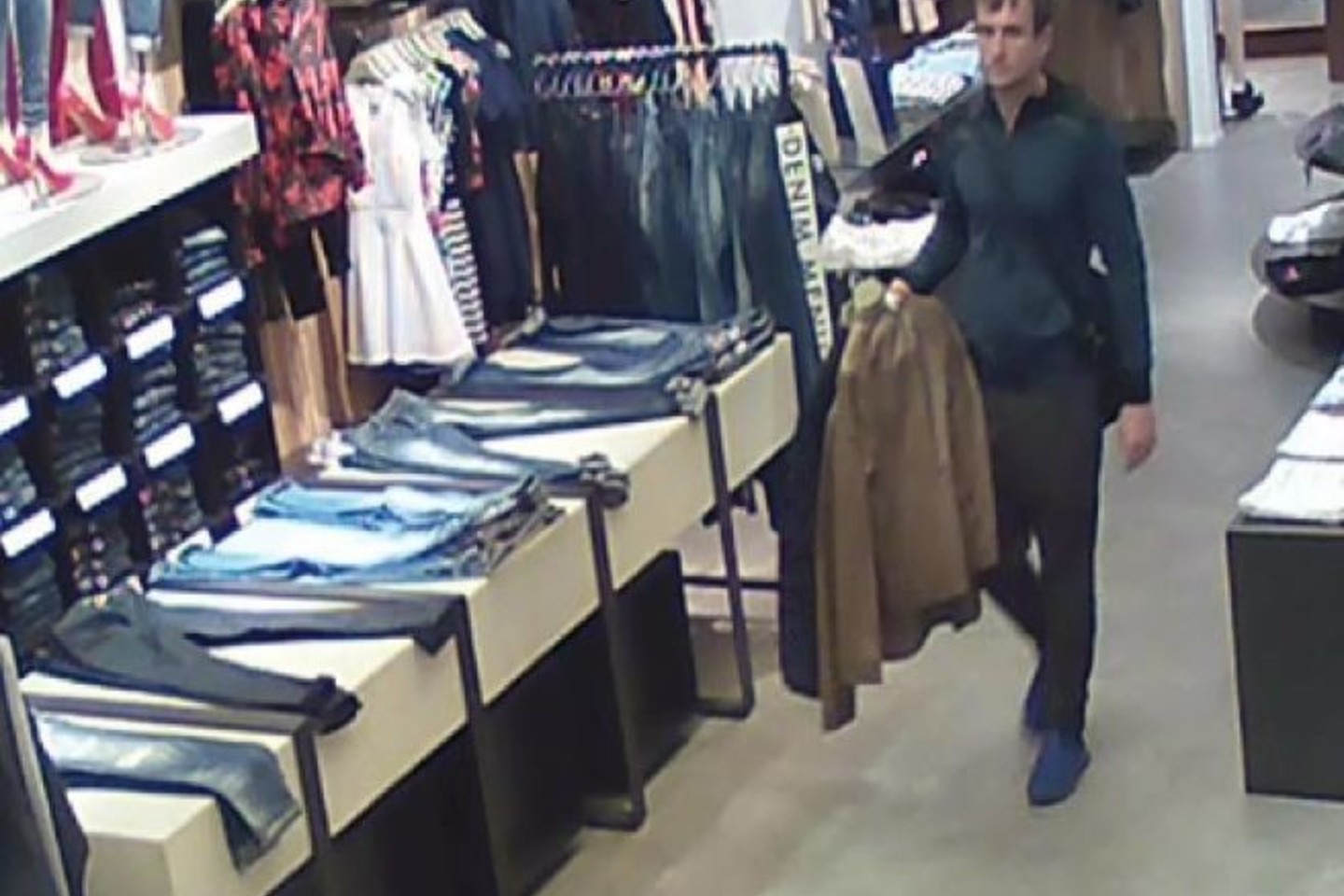 Kauno policijos pareigūnai ieško šio vyriškio, kuris gali turėti įtakos vagystės bylos tyrimui.