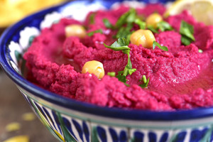 Nuspalvinkite stalą: humusas su burokėliais