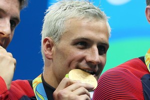 Po išgalvotų muštynių R. Lochte jau prarado keturis rėmėjus