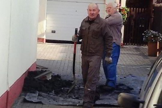 Gimnazijos direktoriaus kieme – anglis kraunantys pavaldiniai