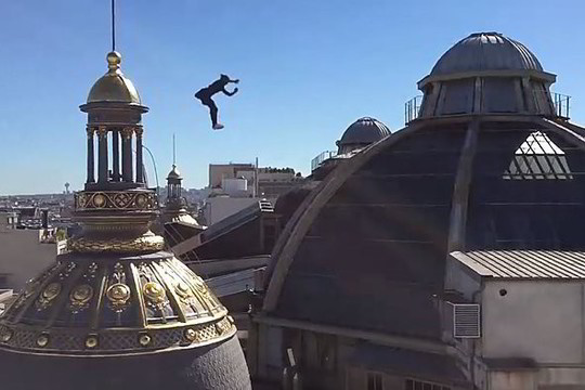Bebaimė akrobatė ant Paryžiaus namų stogų parodė, ką sugeba