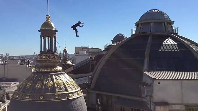 Bebaimė akrobatė ant Paryžiaus namų stogų parodė, ką sugeba
