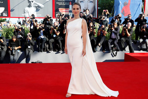 Suapvalėjusį pilvuką parodžiusi N. Portman paskelbė gerą žinią