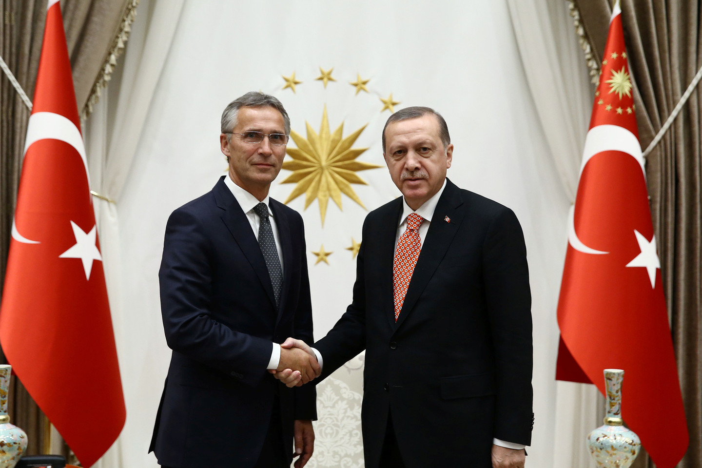 J.Stoltenbergas pasveikino R.T.Erdoganą dėl kovos prieš IV Sirijoje.