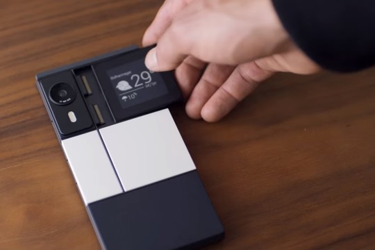 „Google“ laidoja surenkamą telefoną