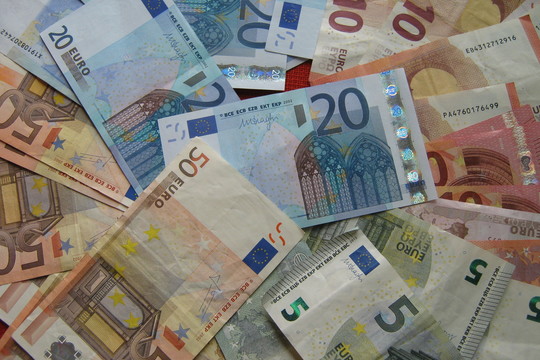 Akyli banko darbuotojai telefoninius sukčius paliko be grobio