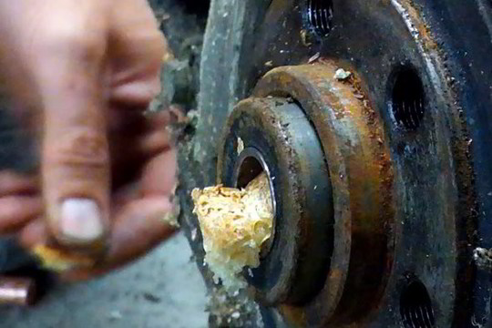 Nepatikėsite, ką šis mechanikas naudoja detalės išėmimui