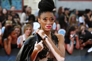 Kas ta keistos išvaizdos mergina, užkariavusi L.Hamiltono širdį?