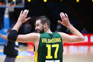 VRK akiratyje atsidūrė kamuoliai su J.Valančiūno parašu