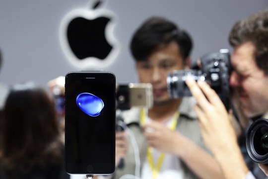 Kinai plyšta iš juoko: „Apple“ pati pasišaipė iš „iPhone 7“