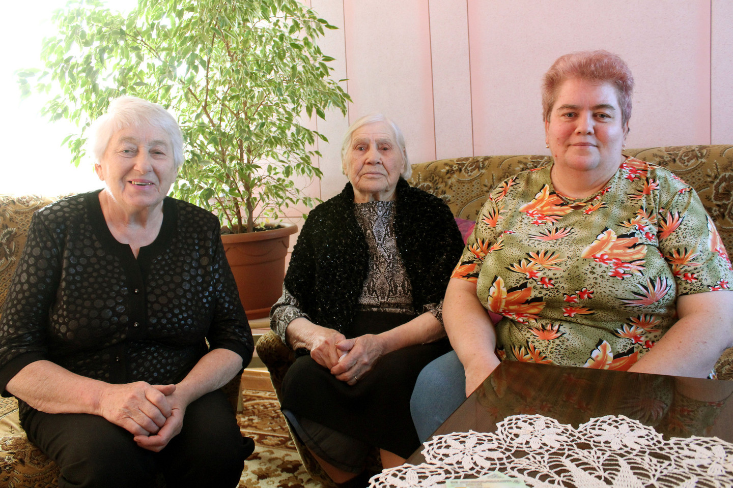 102-ojo gimtadienio sulaukusia M.Maciene rūpinasi jos duktė N.Burneckienė (kairėje) ir anūkė D.Kelmelienė.<br>R.Vitkaus nuotr.
