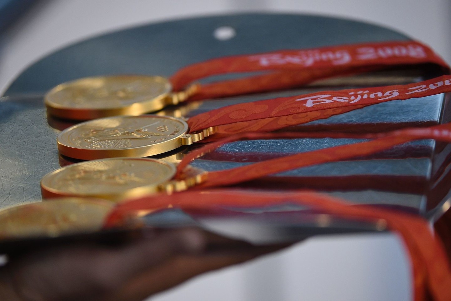 Belgijos bėgikėms po 8 metų įteikti aukso medaliai.<br>AFP/Scanpix nuotr.