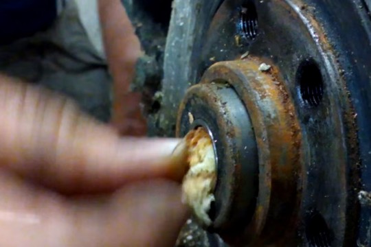 Nepatikėsite, ką šis mechanikas naudoja detalės išėmimui