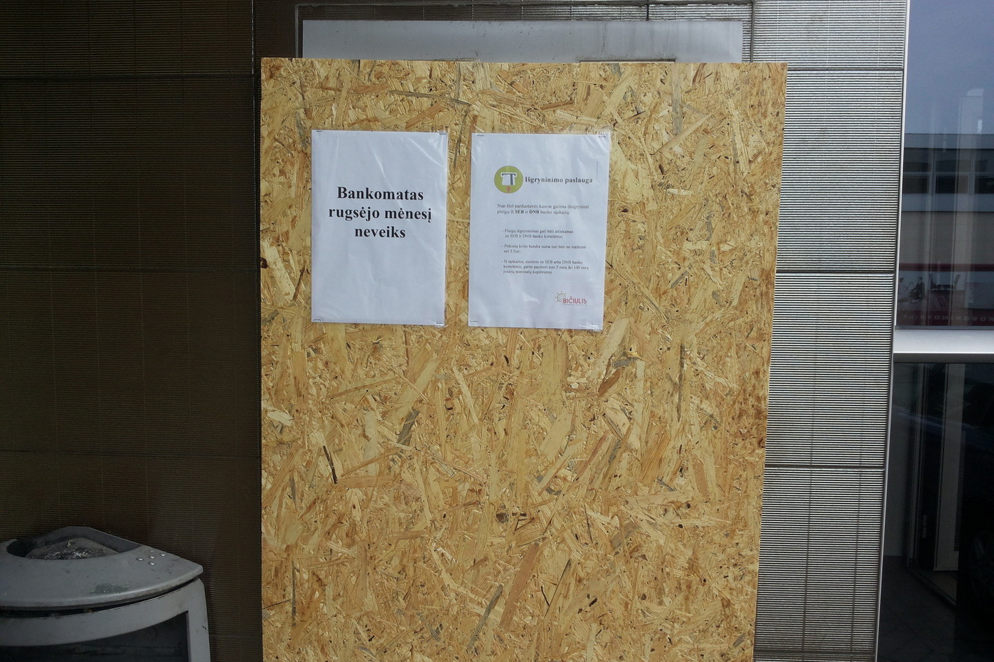 Panevėžio nusikaltėliai penktadienį iš šio prekybos centro nesėkmingai bandė pagrobti bankomatą.