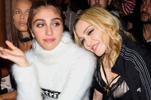 Į madų šou su dukra atėjusi Madonna patyrė didelę gėdą
