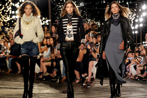 Debiutas: G. Hadid ir „Tommy Hilfiger“ pristatė bendrą kolekciją