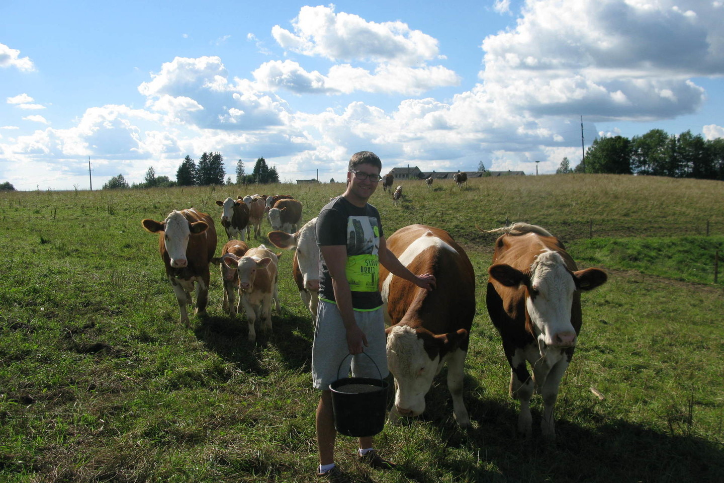 Jusiai ūkininkauja keturiese. Pradėję nuo avių, dabar ir karves bei ožkas augina, spaudžia sūrį, mėsą parduoda.