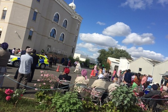 Drama Jungtinėje Karalystėje: ginkluoti vyrai užėmė maldos namus