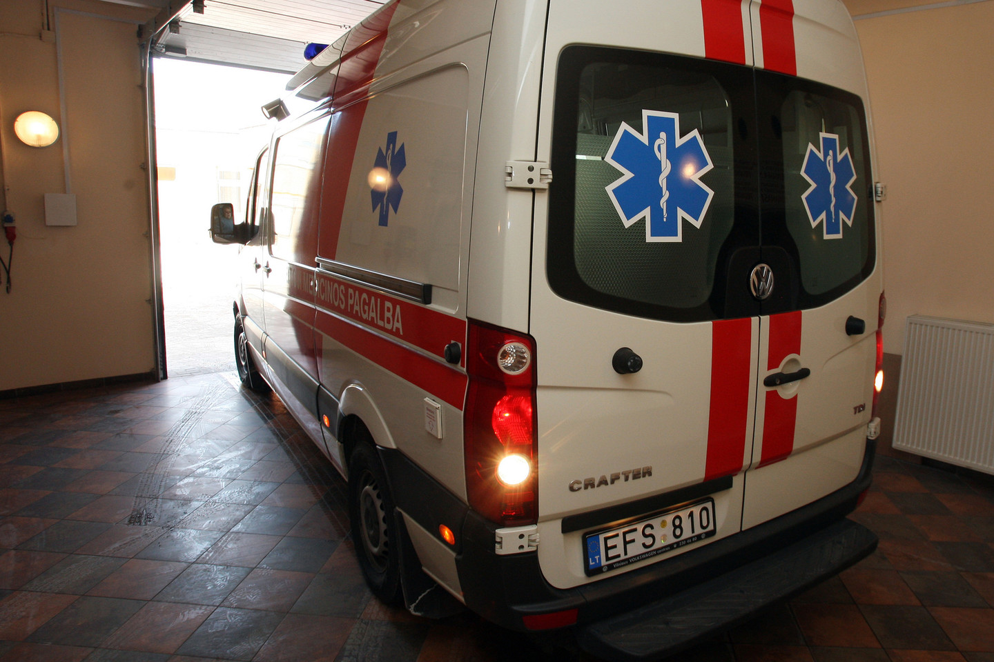 Po avarijos medikų pagalbos prireikė automobilio vairuotojai ir nė metukų neturinčiai keleivei.