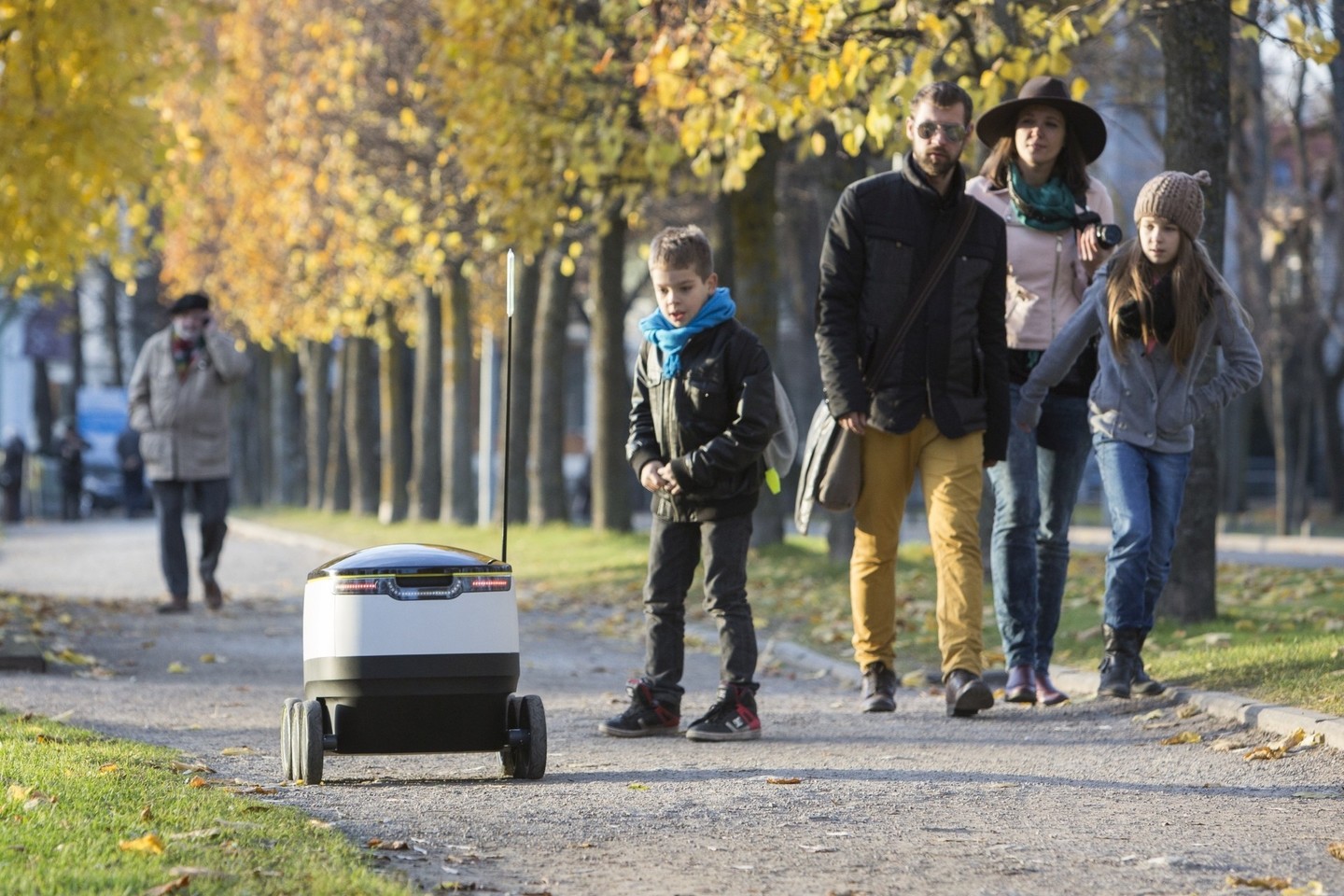 Baterijomis varomi robotai juda pėsčiojo greičiu.