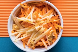 Morkų ir obuolių salotos su riešutais