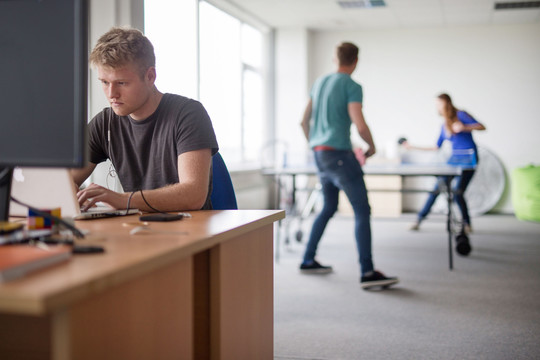 Išnuomojama darbo vieta ir sekretorė. Kaina nedidelė