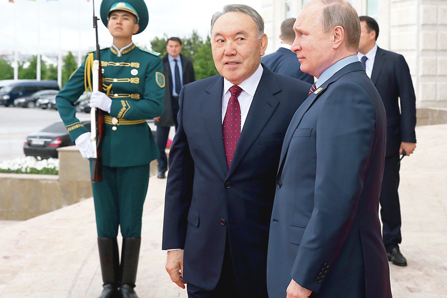 Kazachstano vadovas N.Nazarbajevas palaiko glaudžius ryšius su Rusijos lyderiu V.Putinu (dešinėje).