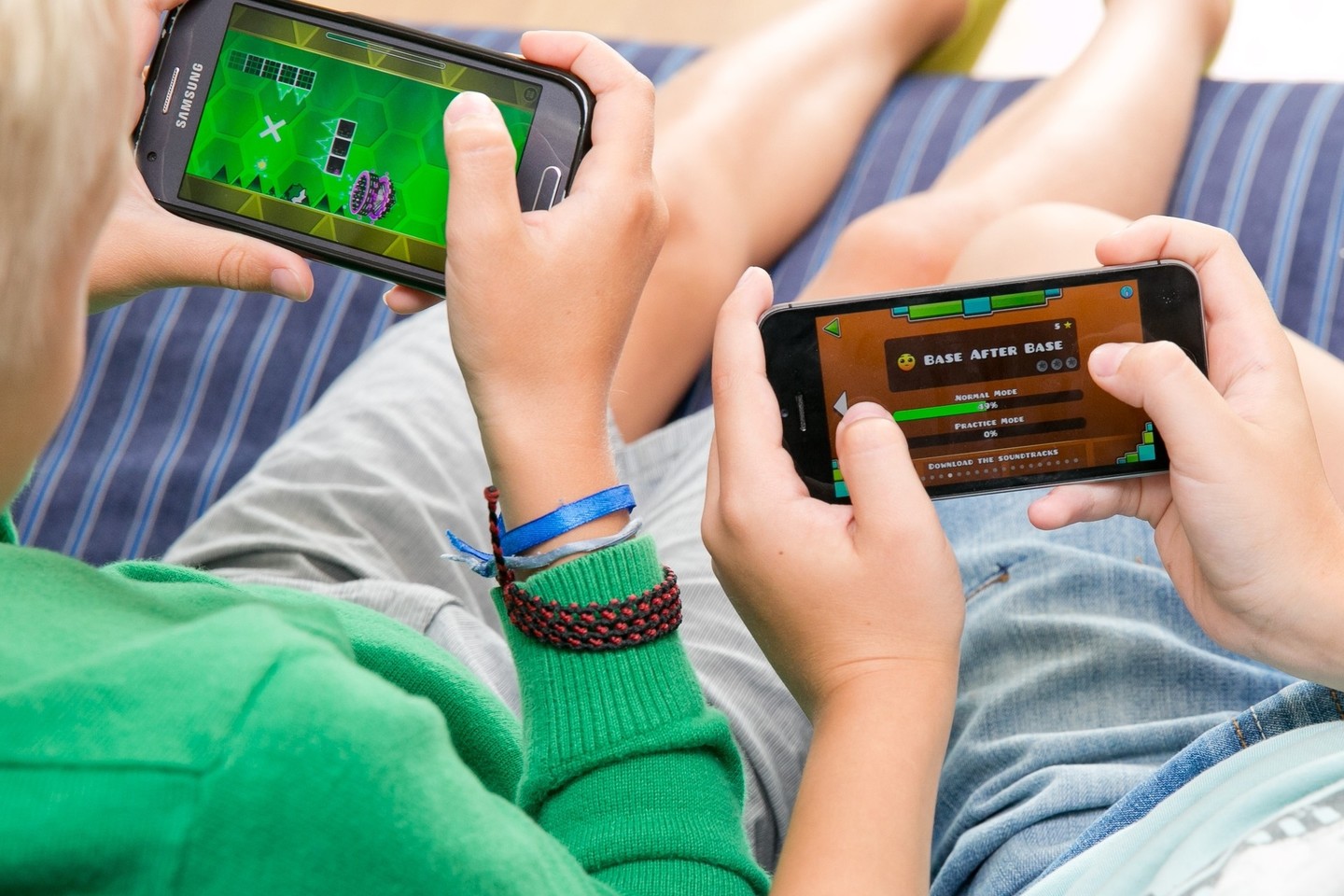 Moksliniai tyrimai rodo, kad vaikai, žaidžiantys kompiuterinius žaidimus pusvalandį per dieną, yra laimingesni, palyginus su tais, kuriems visai neleidžiama jų žaisti.<br>T.Bauro nuotr.
