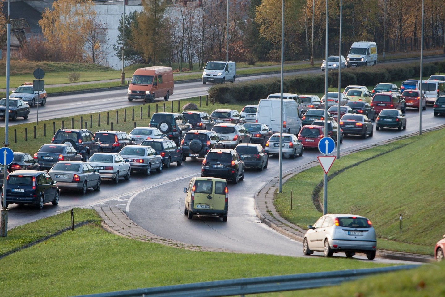 Patekus į transporto spūstį patariama neatidaryti langų ir išjungti kondicionierių bei vėdinimo sistemą.
