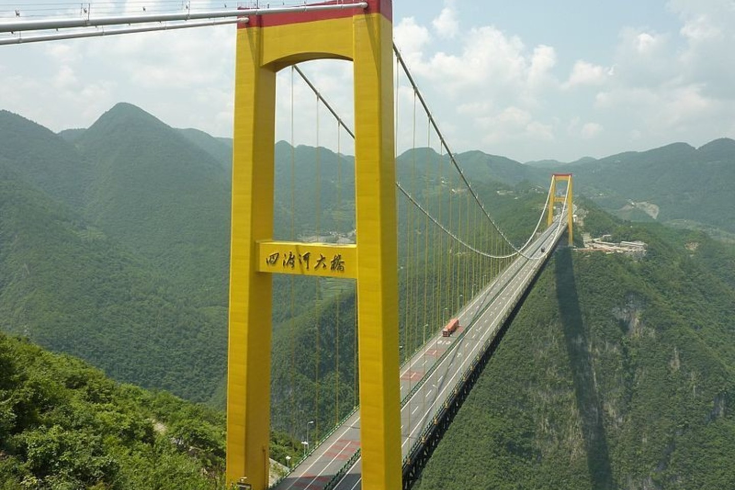 Naujasis statinys yra aukštesnis negu šis tiltas per Sidu upę šalies vidurio regione esančioje Hubėjaus provincijoje.