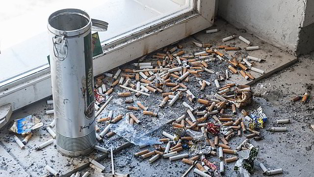 Siūlo drausti rūkyti ne tik balkonuose, bet ir prie daugiabučių