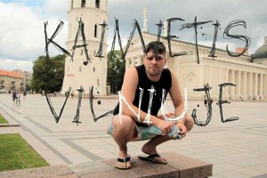 Apie studentus sukurta šmaikšti parodija „Kaimietis Vilniuje“