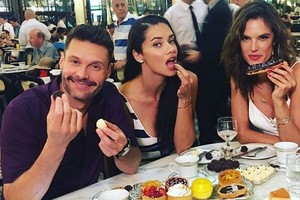 Svajonių jaunikio R. Seacresto širdį užkariavo „Victoria's Secret“ angelas