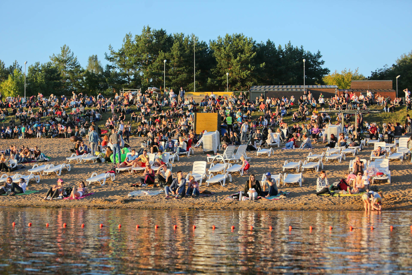 Koncertas ant vandens trečiadienį vyko Lampėdžio ežero viduryje.<br>G. Bitvinsko nuotr.