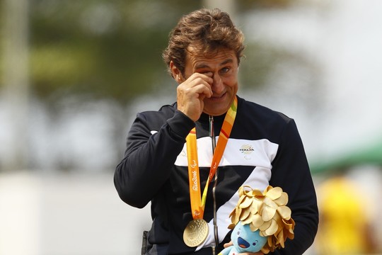 Legendinis lenktynininkas Alexas Zanardi pelnė parolimpinį auksą