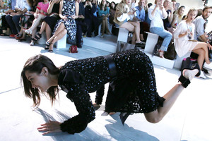 Nesėkmė: pristatydama kolekciją Bella Hadid parpuolė ant podiumo