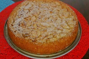 Obuolių pyragas su grietinės kremu