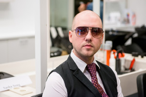 Pamatykite: Sasha Song benamiams dalijo maistą ir rūbus